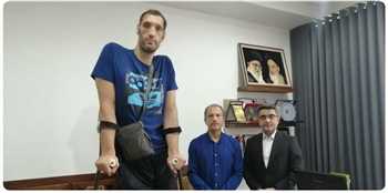 آقای مرتضی مهرزاد دانش آموخته این دانشگاه در رشته تربیت بدنی قهرمان پرآوازه جهان و المپیک در رشته والیبال نشسته